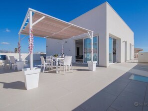 Outdoor dining - Waves of Sicily Suite Meerblick by Interhome (Avola)
