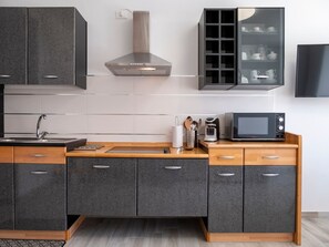 Fridge, microwave, oven, cookware/dishes/utensils - VJman Haus Meeresstrand by Interhome (Avola)