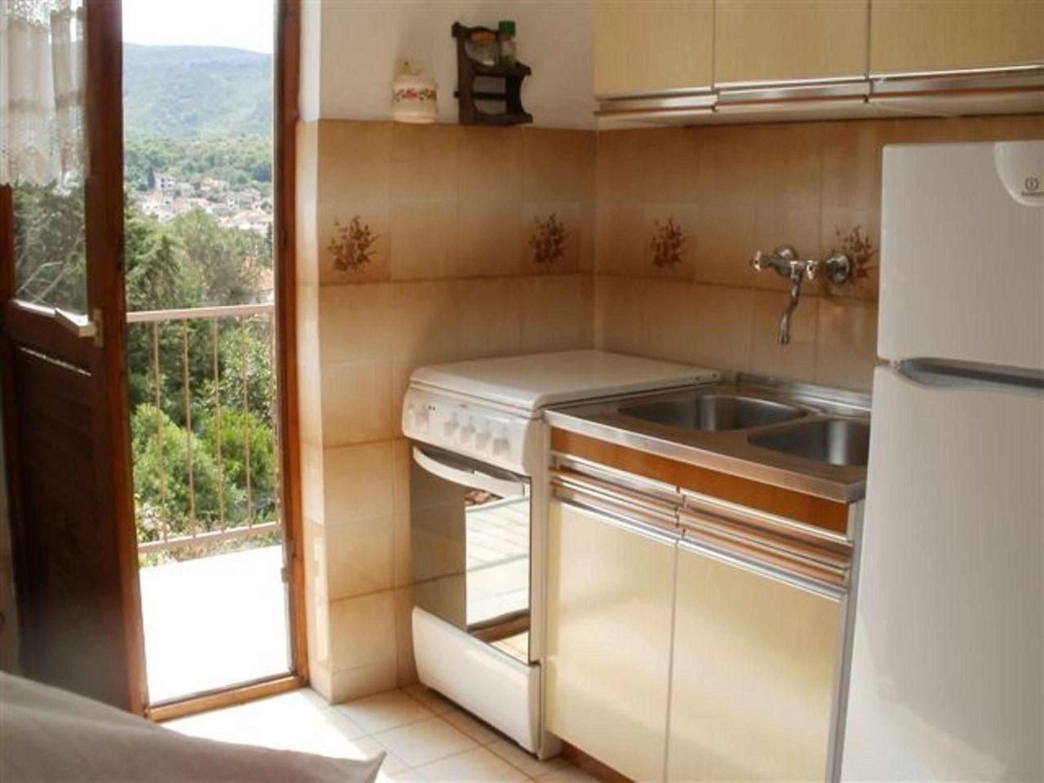 Réfrigérateur, four, batterie de cuisine, vaisselle et ustensiles