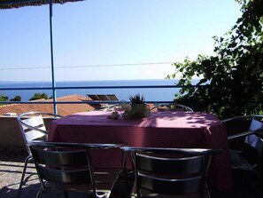 Outdoor dining - Wohnung Ana mit großer Terrasse by Interhome (Hvar/Jelsa)