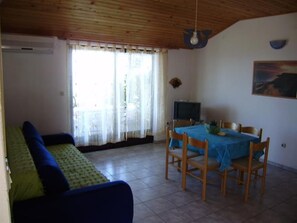 TV - Wohnung Ana mit großer Terrasse by Interhome (Hvar/Jelsa)