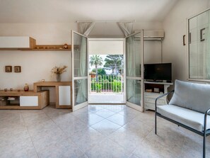 TV - Elvira Wohnung by Interhome (Avola)
