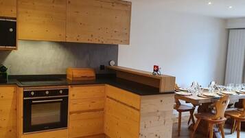 Kühlschrank, Mikrowelle, Ofen, Geschirrspüler