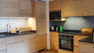 Kühlschrank, Mikrowelle, Ofen, Geschirrspüler