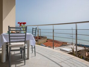 Outdoor dining - Wohnung 'Cicirata Sea Beach by Interhome (Avola)