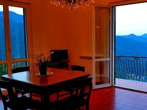 Dining - Panoramahaus zwischen den Cinque Terre und Portofino by Interhome (Borzonasca)