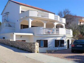 Exterior - Große Wohnung in Mandre mit Grill und Terrasse by Interhome (Kolan)
