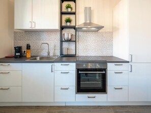 Kühlschrank, Ofen, Kochgeschirr/Geschirr/Besteck