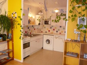 Refrigerador, microondas, horno y utensilios de cocina 