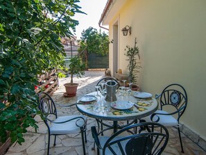 Outdoor dining - Villa in Lido Di Noto, Sizilien by Interhome (Calabernardo)