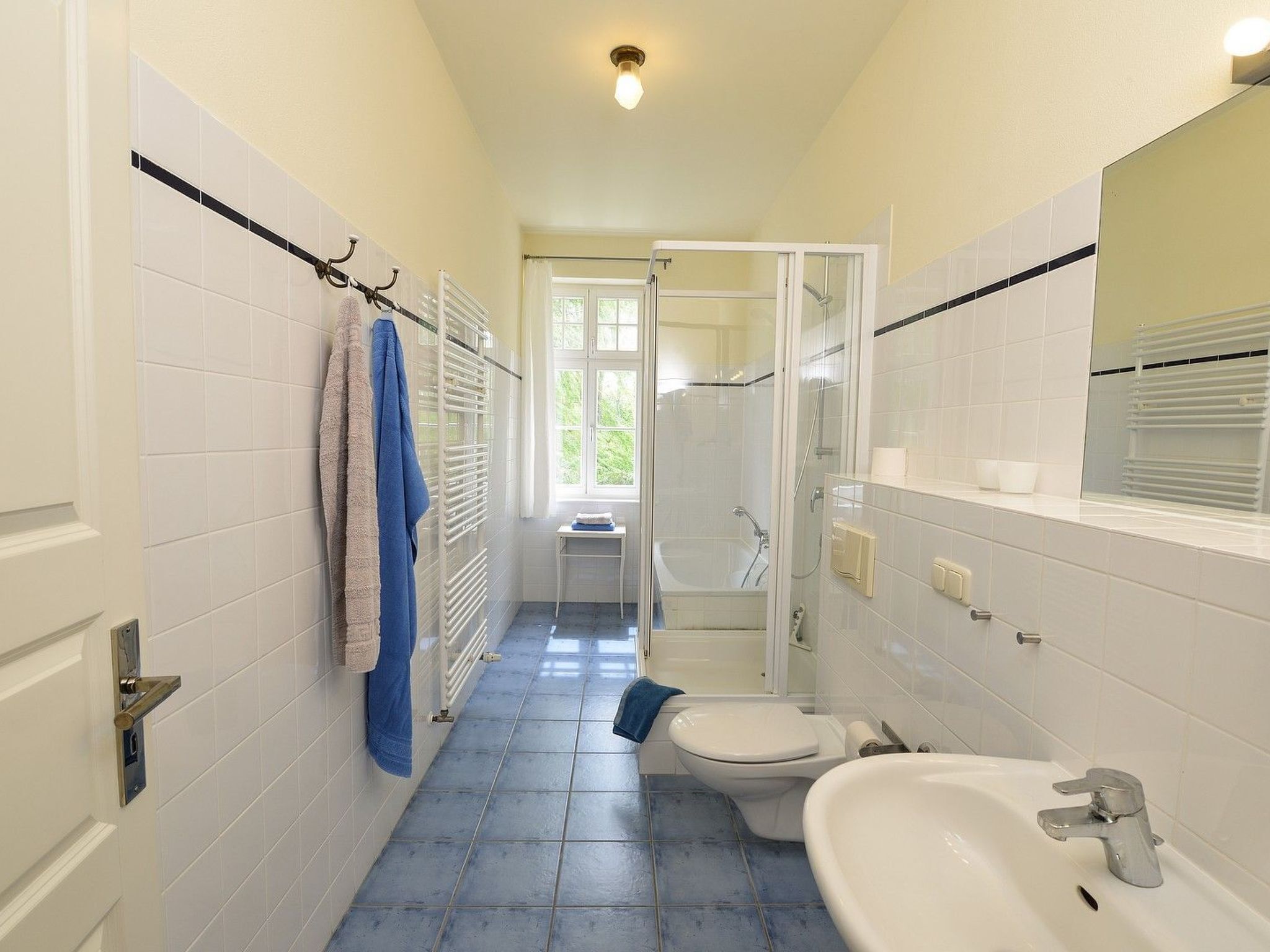 Ein Badezimmer mit Dusche, Toilette und Waschbecken.