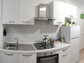 Frigorifero, microonde, forno, pentole/stoviglie/utensili