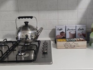 Kühlschrank, Mikrowelle, Ofen, Kochgeschirr/Geschirr/Besteck