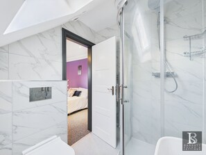 シャワー、ヘアドライヤー、タオル、トイレットペーパー