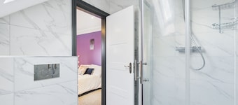 Luxury room's with ensuite and kitchen, parking in Slough Centre
