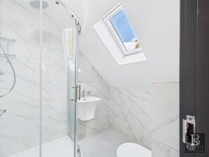 Shower, hair dryer, towels, toilet paper - Luxury room's with ensuite and kitchen, parking in Slough Centre (Slough)