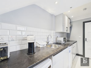 Microwave - Luxury room's with ensuite and kitchen, parking in Slough Centre (Slough)