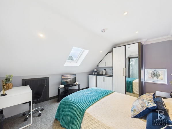 Iron/ironing board, WiFi, bed sheets - Luxury room's with ensuite and kitchen, parking in Slough Centre (Slough)