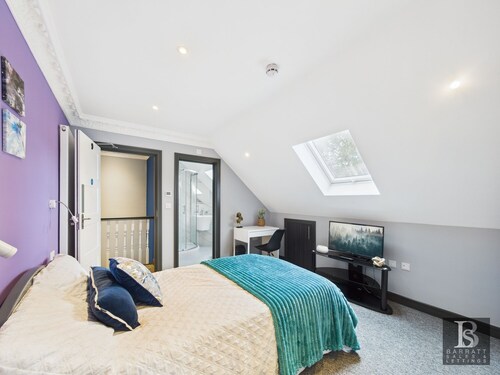 Luxury room's with ensuite and kitchen, parking in Slough Centre