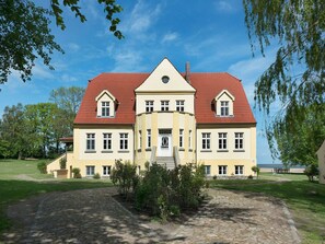Exterior - Wohnung im zweiten Obergeschoss des Gutshauses by Interhome (Gingst)
