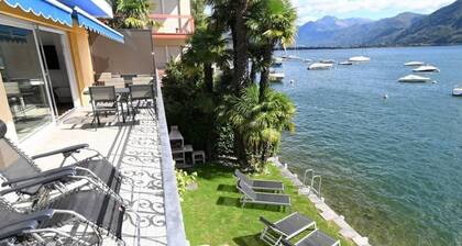 Villa "Genovese al Lago": Aussergewöhnliche Villa mit eigenem Seezugang, Hallen by Interhome