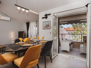 Dining - Luxuriöses Ferienhaus Lucija mit Jacuzzi by Interhome (Dugi Rat)
