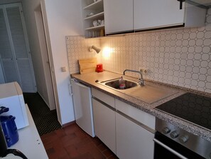 Kühlschrank, Kochgeschirr/Geschirr/Besteck