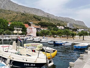 Marina - Große Ferienwohnung in Duće mit Privatem Balkon und Meerblick by Interhome (Dugi Rat)