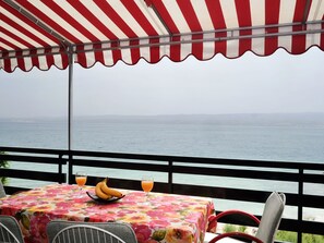 Outdoor dining - Große Ferienwohnung in Duće mit Privatem Balkon und Meerblick by Interhome (Dugi Rat)