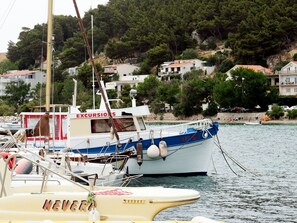 Marina - Große Ferienwohnung in Duće mit Privatem Balkon und Meerblick by Interhome (Dugi Rat)