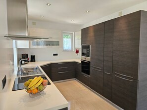Fridge, microwave, oven, cookware/dishes/utensils - Wohnung für 6 Personen mit Meerblick by Interhome (Novi Vinodolski)