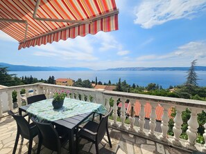 Outdoor dining - Wohnung mit Balkon mit Meerblick by Interhome (Novi Vinodolski)