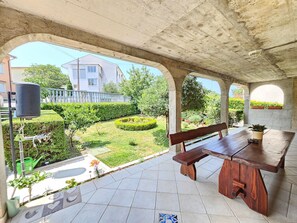 Outdoor dining - Wohnung für 6 Personen mit Terrasse by Interhome (Novi Vinodolski)