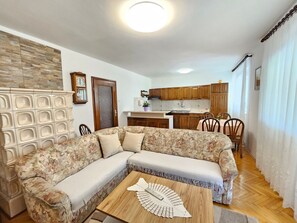 TV - Wohnung für 6 Personen mit Terrasse by Interhome (Novi Vinodolski)
