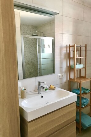 Bathroom - Casa Velazquez -Ferienhaus mit privatem Pool by Interhome (La Siesta)