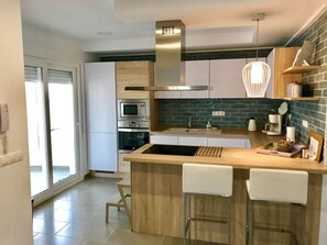 Fridge, microwave, oven, dishwasher - Casa Velazquez -Ferienhaus mit privatem Pool by Interhome (La Siesta)