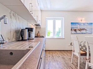Jääkaappi, mikroaaltouuni, uuni, astianpesukone
