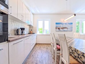 Jääkaappi, mikroaaltouuni, uuni, astianpesukone