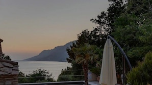 A stone pool with a view of the sea and mountains. - Villa Relax Brela by Interhome (Brela)