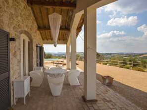 Outdoor dining - Traumhaftes Anwesen mit Schwimmbad in Meernähe by Interhome (Manciano)