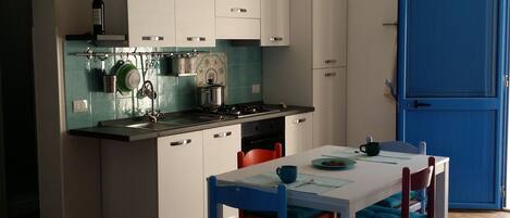 Fridge, oven, cookware/dishes/utensils