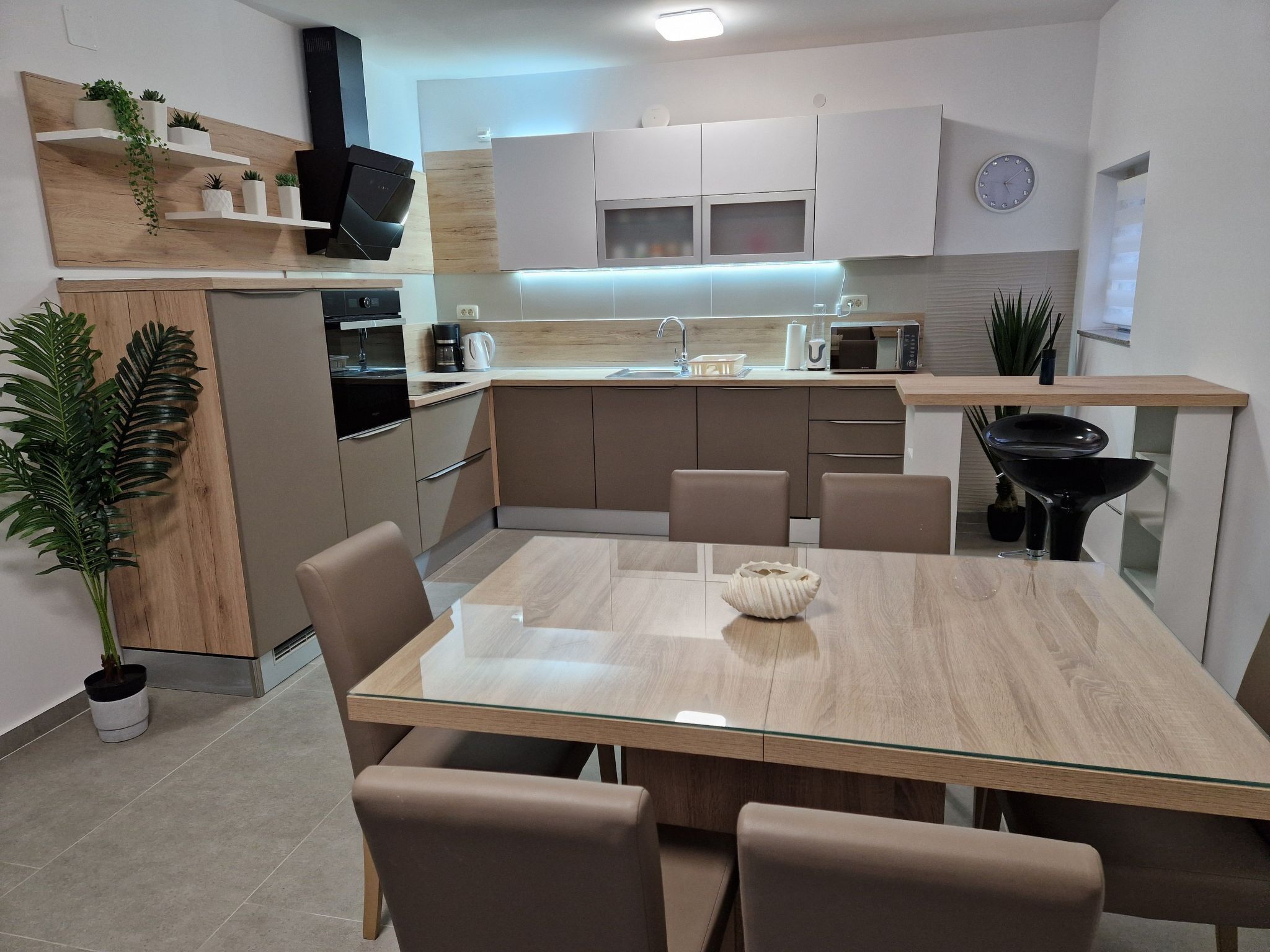 Réfrigérateur, micro-ondes, four, lave-vaisselle