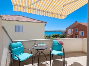 Outdoor dining - "Appartement A3" direkt am Strand by Interhome (Krneza)