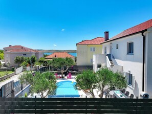 A heated pool - "Appartement A3" direkt am Strand by Interhome (Krneza)