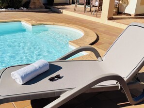 Outdoor pool - Beautiful Burgau Villa with Private Pool, Sea-View Balcony & Walk to Beach (Burgau)