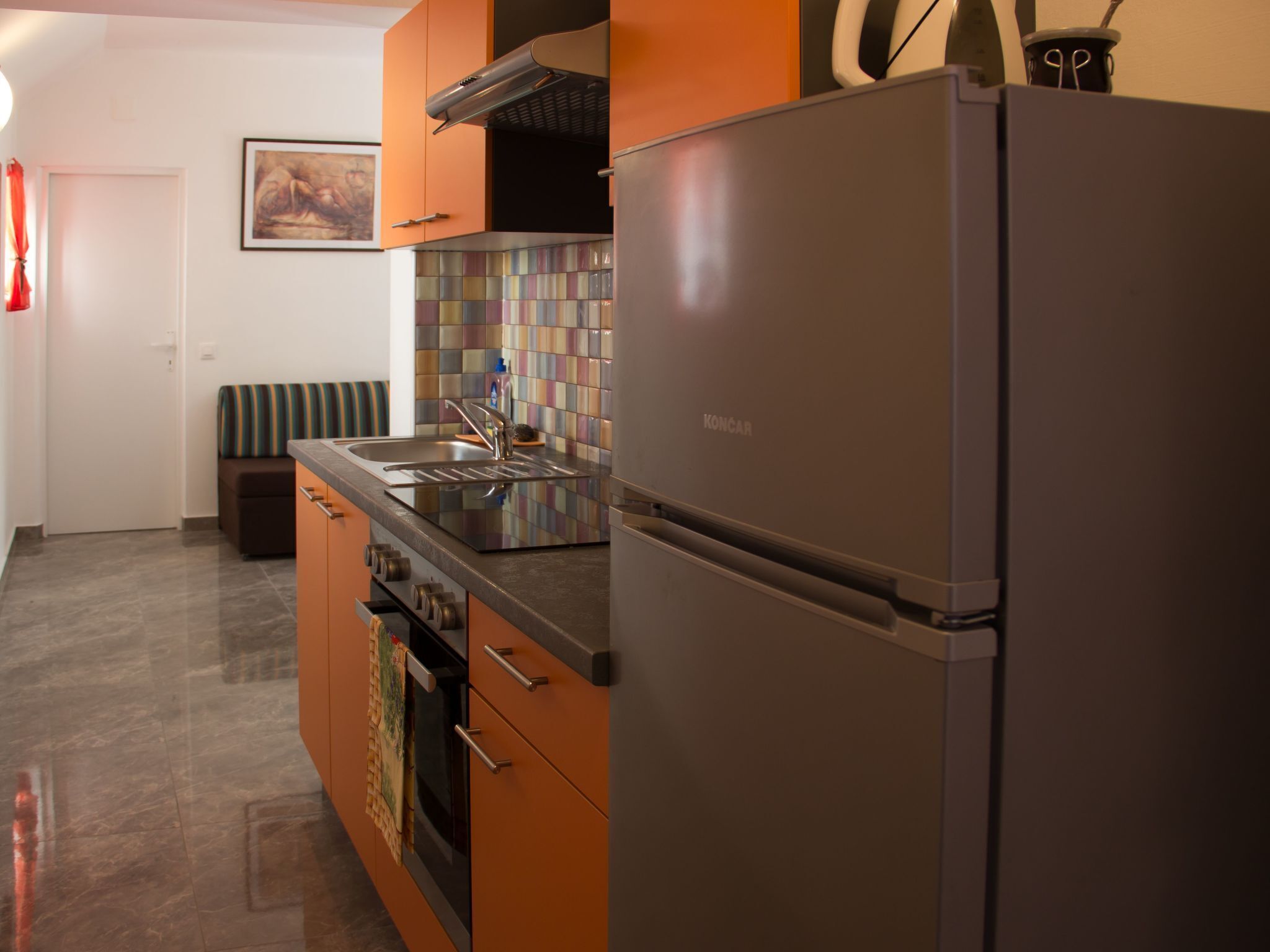 Frigorífico, horno y utensilios de cocina