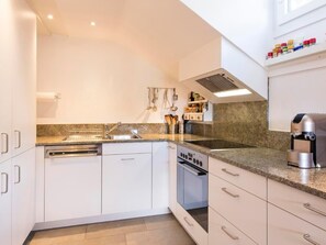 Fridge, oven, dishwasher, cookware/dishes/utensils