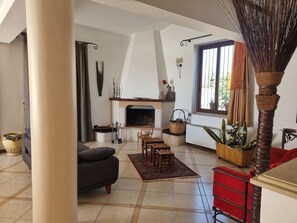 TV, fireplace - Casa Sbrizza... auf dem Lande, 15 Minuten vom Meer entfernt by Interhome (Rosolini)