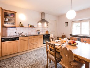 Refrigerador, horno, lavavajillas y utensilios de cocina 