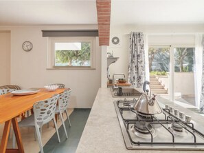 Réfrigérateur, four, batterie de cuisine, vaisselle et ustensiles